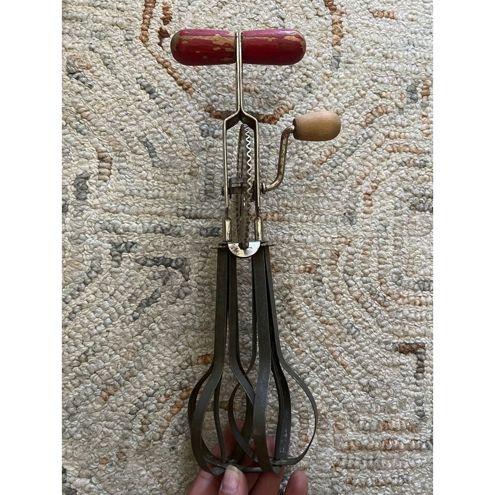 Vintage Hand-Crank Egg Beater – Red Top Handle, 1940s–1950s